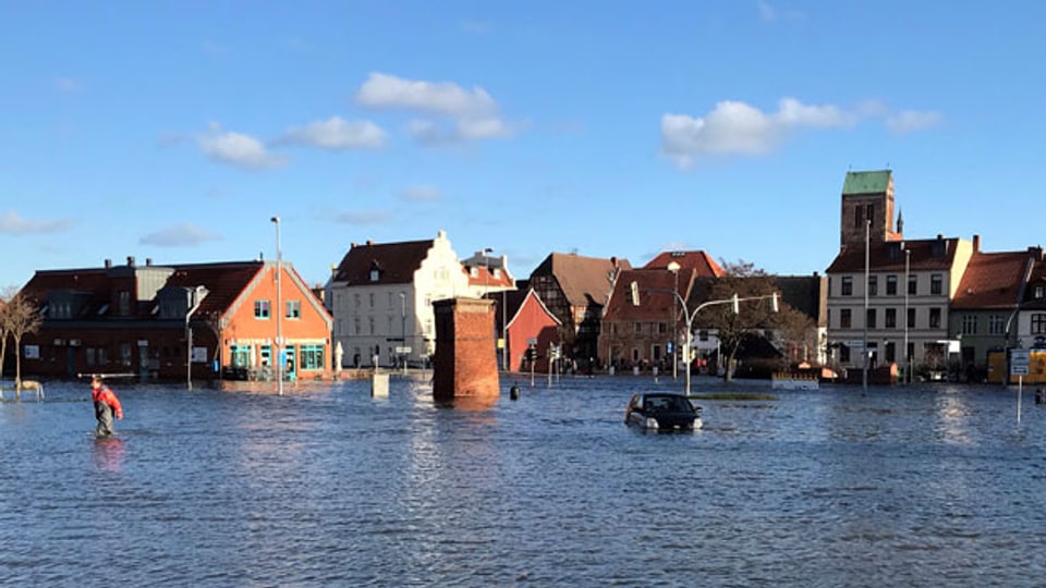 Die Ostsee überflutete Strassen und Plätze in der Altstadt von Wismar, Norddeutschland.