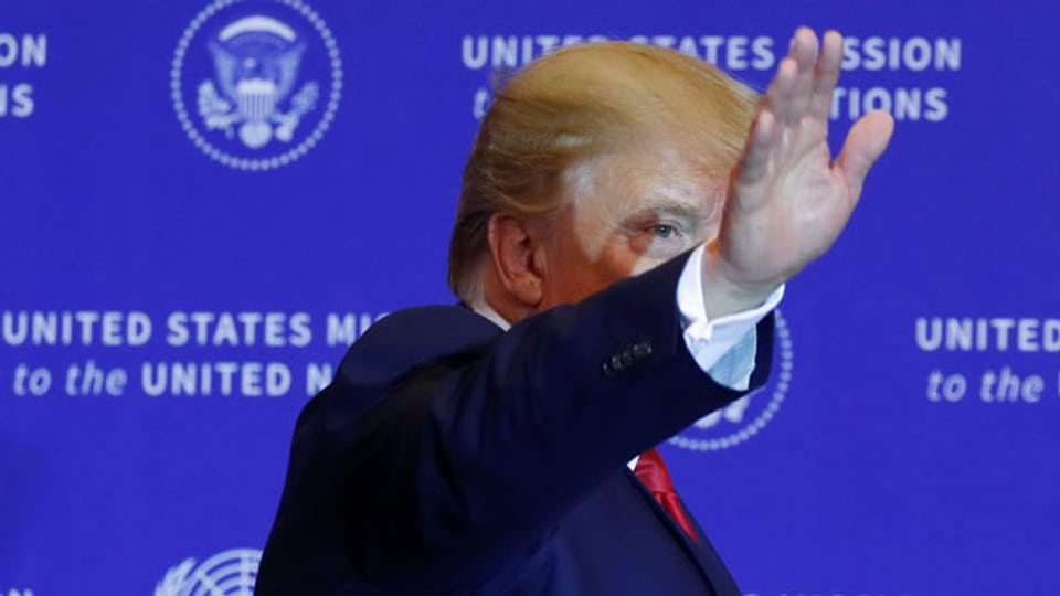 US-Präsident Donald Trump winkt beim Verlassen einer Pressekonferenz in New York, USA, am 25. September 2019.