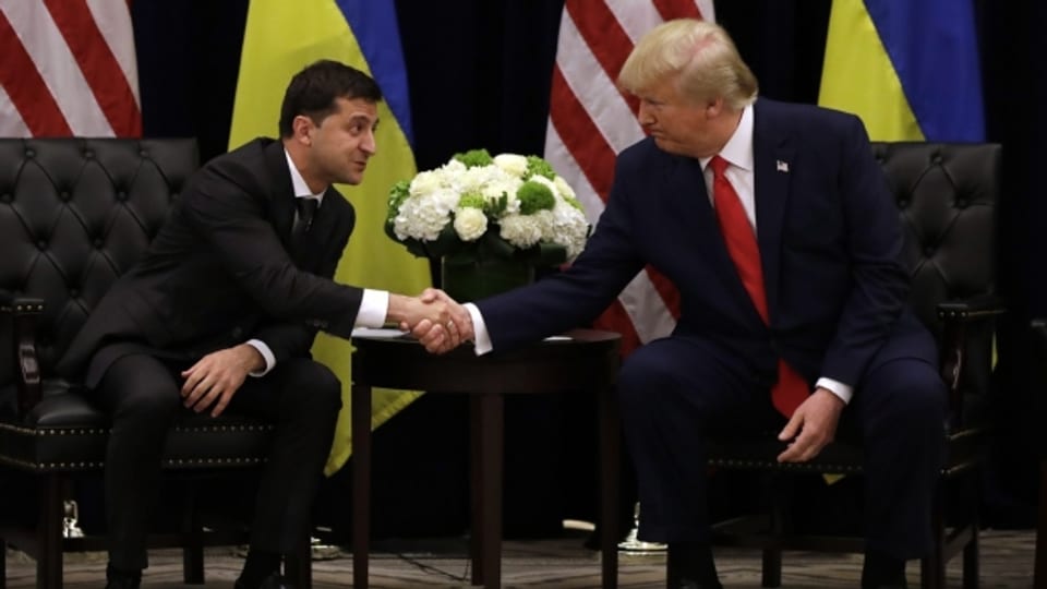 Ein umstrittenes Telefonat zwischen US-Präsident Donald Trump und dem ukrainischen Präsidenten Volodymyr Zelenskiy sorgt auch in der Ukraine für Gesprächsstoff. Die beiden trafen sich diese Woche in New York an der Uno-Vollversammlung.
