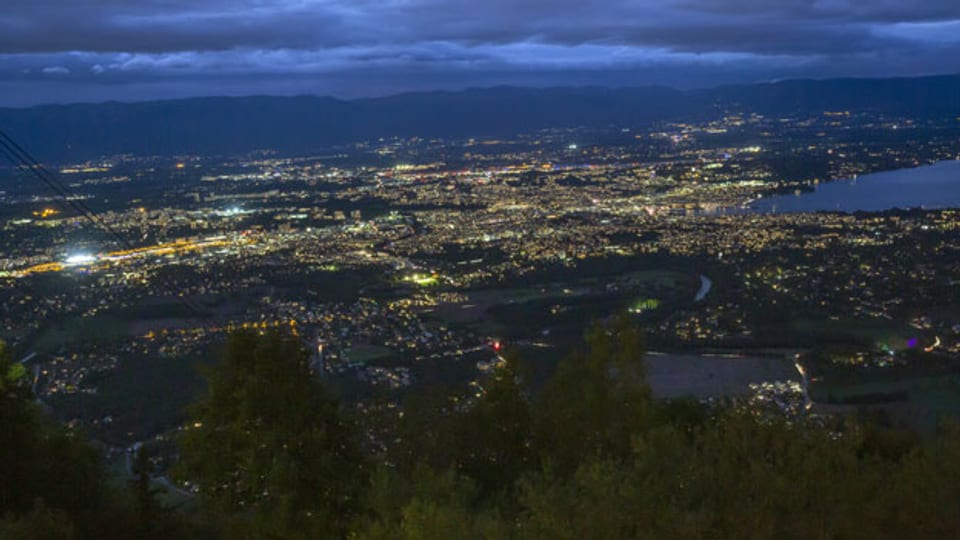 Nachtaufnahme der Stadt Genf und Umgebung am Donnerstag, 26. September 2019. Die öffentliche Beleuchtung wurde ausgeschaltet.