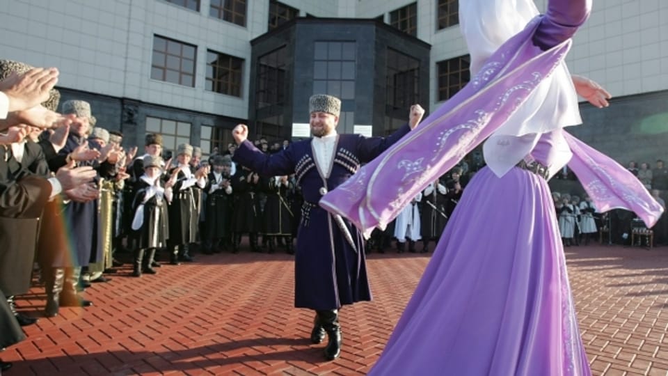 Kultureller Stolz: der tschetschenische Präsident Ramzan Kadyrov tanzt in traditionellem Kostüm an tschetschenischen Feiertag