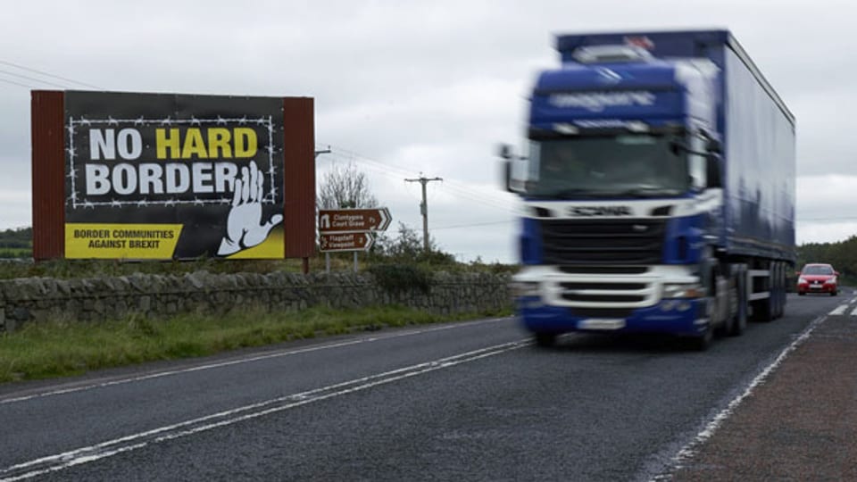 Lastwagen an einem Schild gegen die Wiederherstellung einer harten Grenze zwischen Nordirland und der Republik Irland.