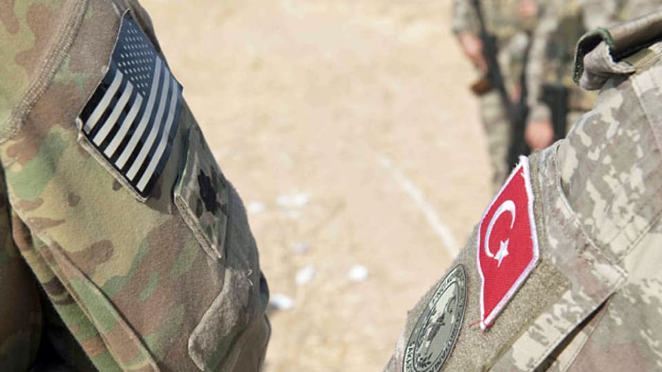 US-amerikanische und türkische Streitkräfte machen gemeinsam Patrouille auf dem Gebiet im Nordosten Syriens.
