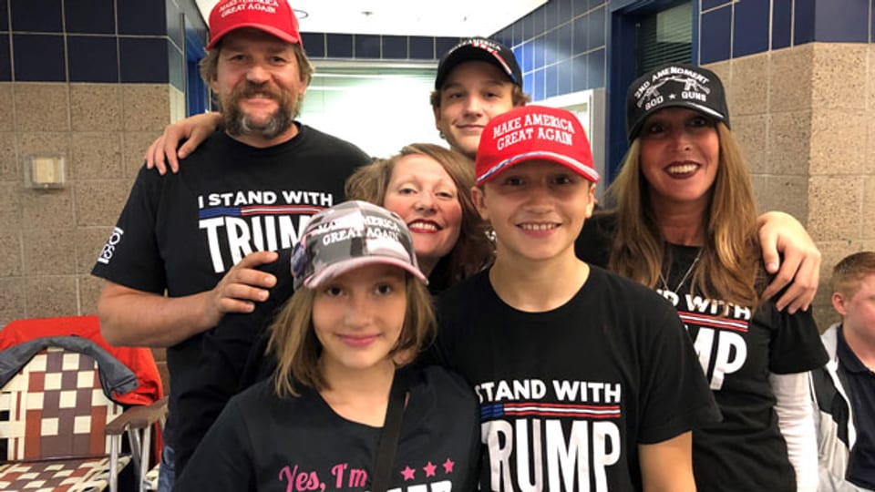 Jason und Angie Montsen aus St. Michael, Minnesota, mit ihren 3 Kindern & Nachbarin. Sie besuchen bereits das dritte «Trump-Rally».