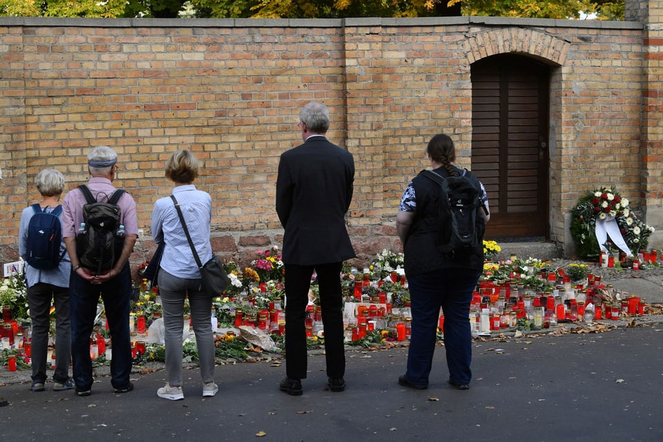 Trauernde vor der Synagoge in Halle.