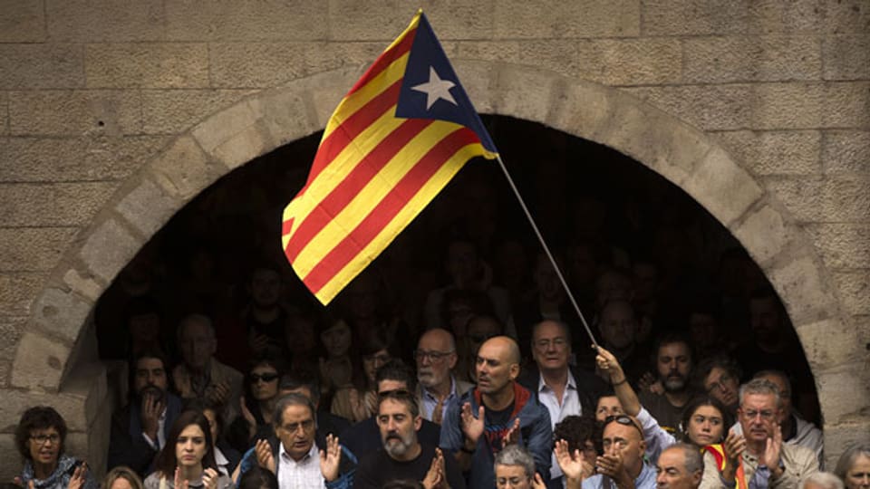 Katalanische Unabhängigkeitsanhänger mit der katalanischen Unabhängigkeitsflagge in Girona, Spanien, am 2. Oktober 2017.