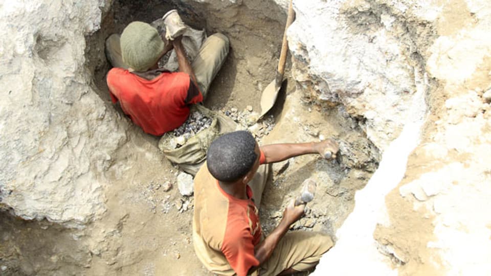 Die Nachfrage nach Kobalt ist riesig und unverzichtbar für die Herstellung von wieder aufladbaren Batterien und demzufolge für die Handy-Produktion. Bild: Bergleute arbeiten in einem Kobaltminenschacht in Tulwizembe, Provinz Katanga, Demokratische Republik Kongo.