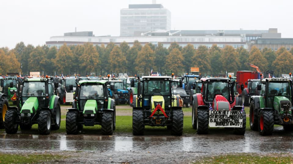 Traktoren blockieren den Verkehr in Den Haag, Niederlande, am 16. Oktober 2019.