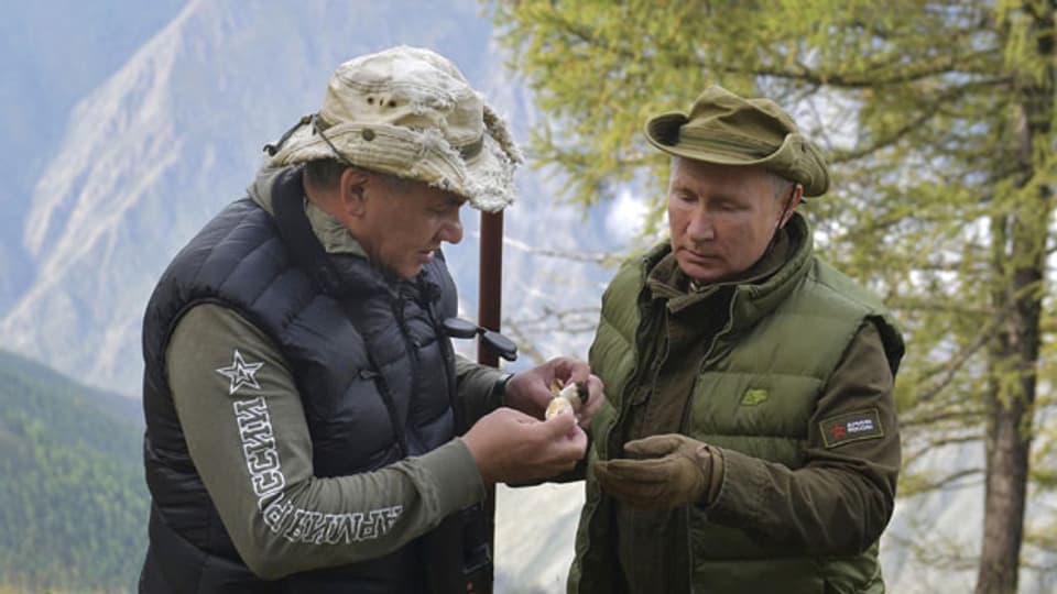 Russlands Präsident Wladimir Putin (rechts) und Verteidigungsminister Sergei Schoigu.