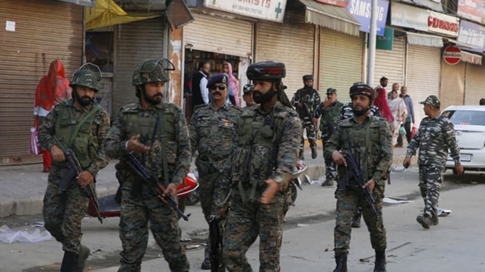 Bewaffnete indische Soldaten patrouillieren nach einem Granatenangriff am 12. Oktober 2019 in Srinagar, Kaschmir.