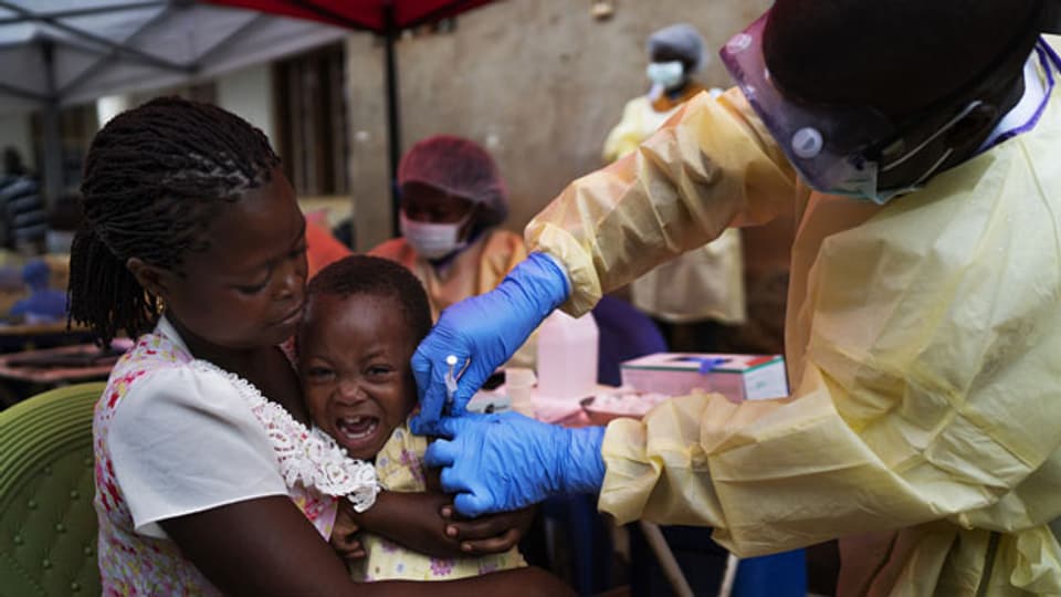 Ein Kind wird gegen Ebola geimpft.