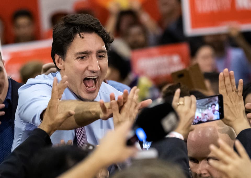 Premier Justin Trudeau lässt sich an einer Wahlveranstaltung feiern.