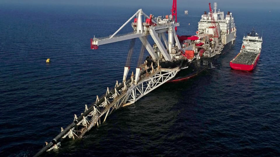 Ein Verlegeschiff versenkt Pipeline-Module im Meer. Ab kommendem Jahr soll auf einer Strecke von 1200 Kilometern Gas von Russland nach Deutschland befördert werden.