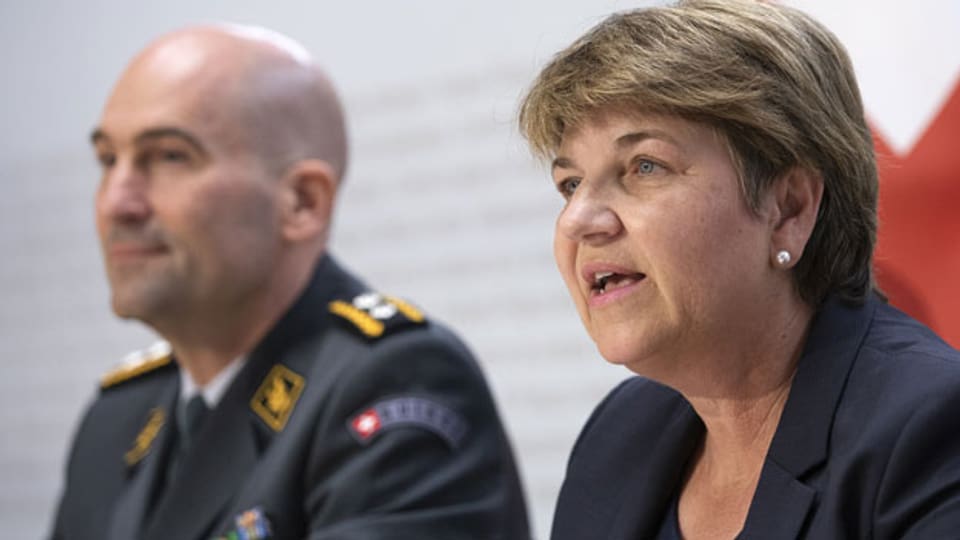 Bundesrätin Viola Amherd (rechts) spricht an der Seite von Thomas Süssli, neuer Chef der Armee.