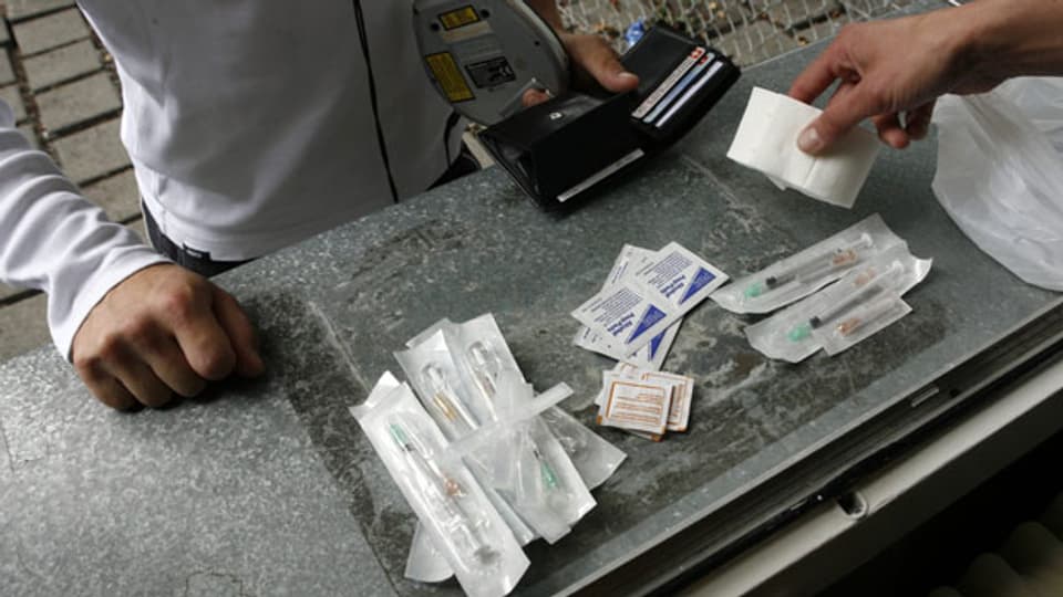 Ein Drogenkonsument bezieht saubere Spritzen zum Fixen im Fixerstübli der Drogenanlaufstelle in Bern.