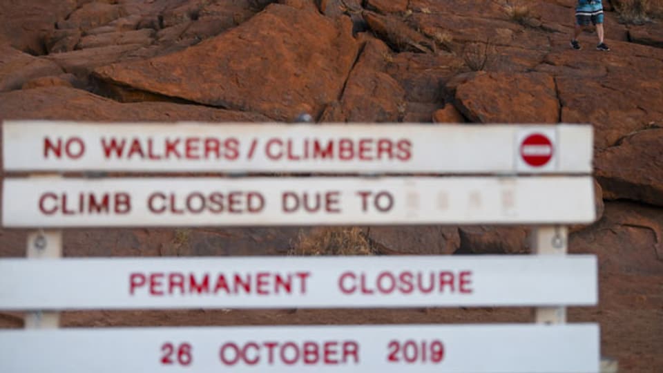Verbotstafel vor dem Uluru.