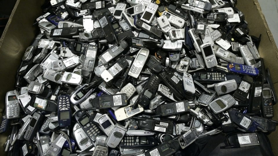 Mobiltelefone, die dem Recycling zugeführt werden.