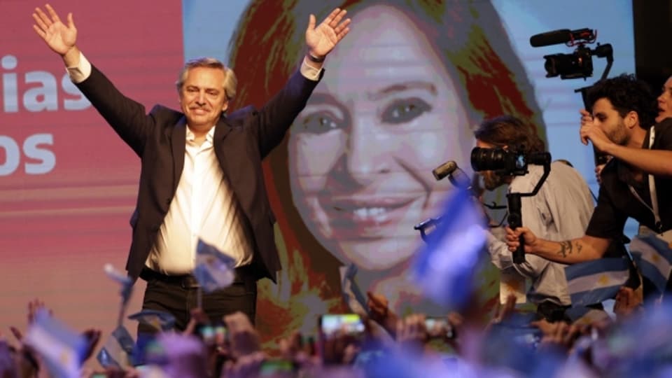 Der Mitte-Links-Politiker, Alberto Fernández ist zum neuen Präsidenten gewählt worden. Er erzielt das bessere Ergebnis als der bisherige konservative Amtsinhaber Mauricio Macri.