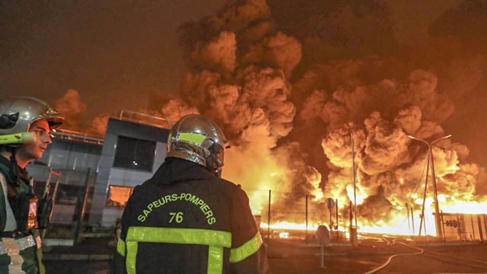 Feuerwehrleute am Großbrand einer Chemiefabrik in Rouen, Normandie.