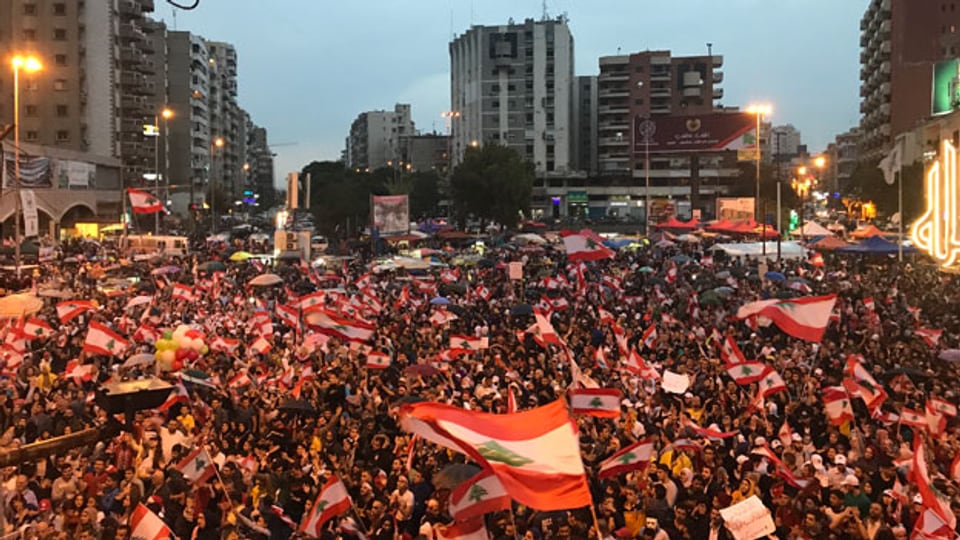 Hunderttausende Menschen demonstrieren in der libanesischen Stadt Tripolis.