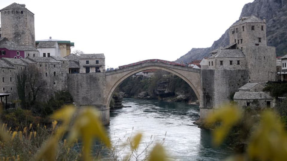 Blick auf die weltberühmte Brücke von Mostar.