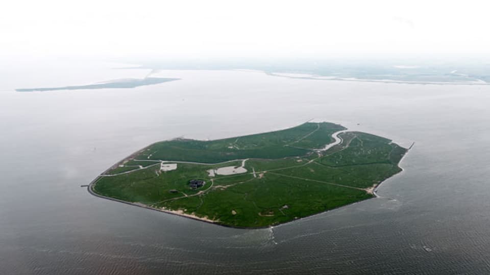 Symbolbild. Die Luftaufnahme zeigt die Hallig Gröde vor der Nordseeküste in Nordfriesland.