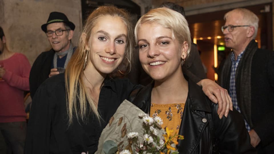 Die Grünen Meret Schneider, links, und Anika Brunner freuen sich an den Eidgenössischen Wahlen am 20. Oktober 2019 in Zürich.