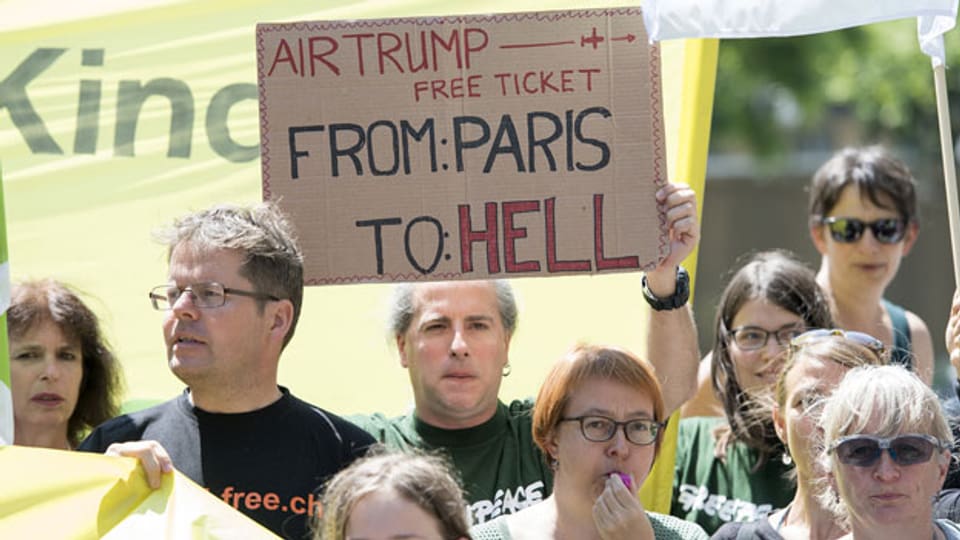Aktivisten von Greenpeace protestieren gegen den Austritt der USA aus dem Pariser Klimaabkommen in Bern, Schweiz.