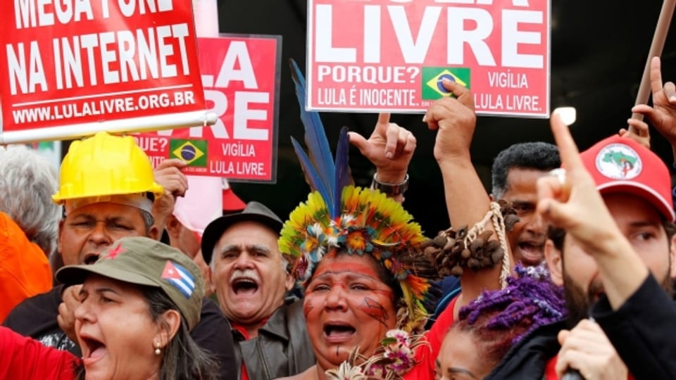 Demonstranten protestieren für die Freilassung von Ex-Präsident Lula da Silva in Curitiba, Brasilien, am 8. November 2019.
