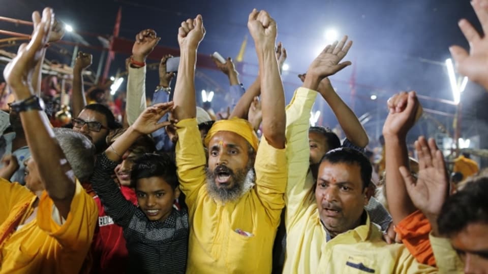 Hindus feiern das Urteil des Obersten Gerichts.