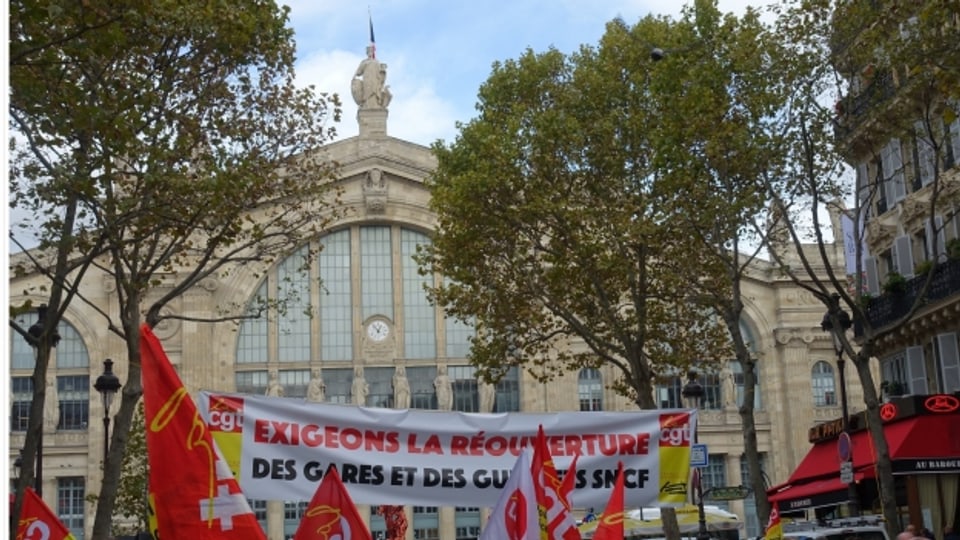 Demonstration vor dem Gare du Nord in Paris.