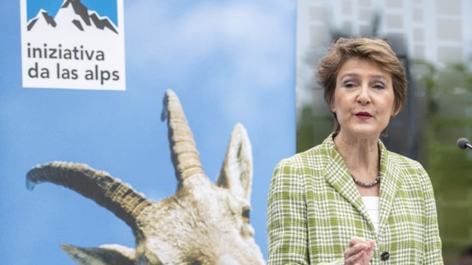 Bundesrätin Simonetta Sommaruga bei ihrer Rede anlässlich der Feierlichkeiten des 30. Jubiläums des Vereins Alpen-Initiative am 18. Mai 2019 in Goldau.