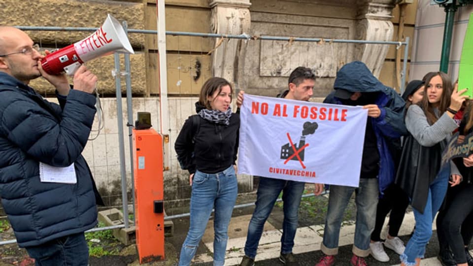 Etwa 30 Jugendliche demonstrieren in Rom gegen fossile Treibstoffe.