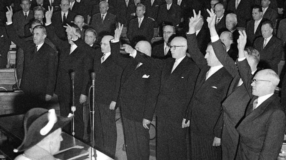 Die Vereidigung des neuen Bundesrates am 17. Dezember 1959 in Bern. Mit dem Einzug eines zweiten Vertreters der SP in die Regierung setzt sich diese im Verhältnis 2:2:2:1 zusammen; die «Zauberformel» war erfunden.