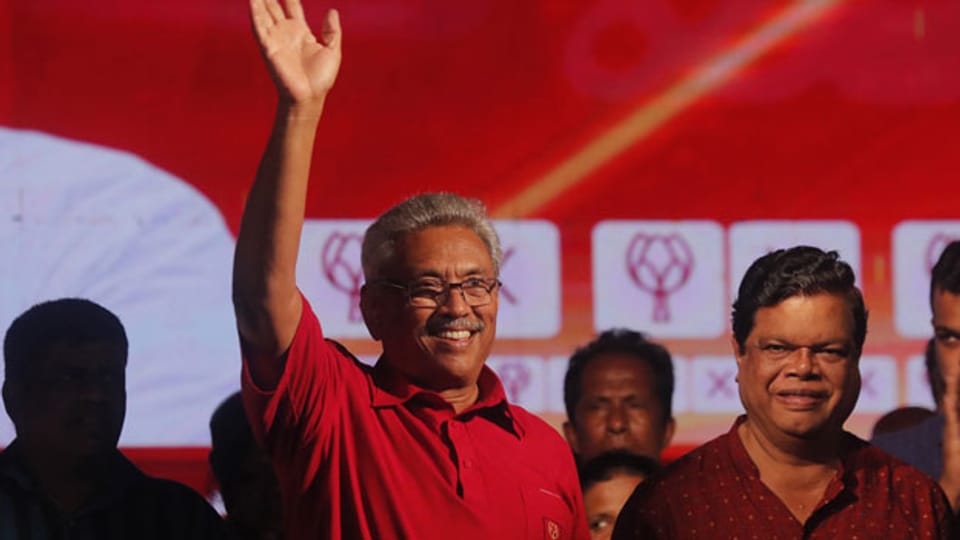 Sri Lankas ehemaliger Verteidigungsminister und Präsidentschaftskandidat Gotabaya Rajapaksa (links).