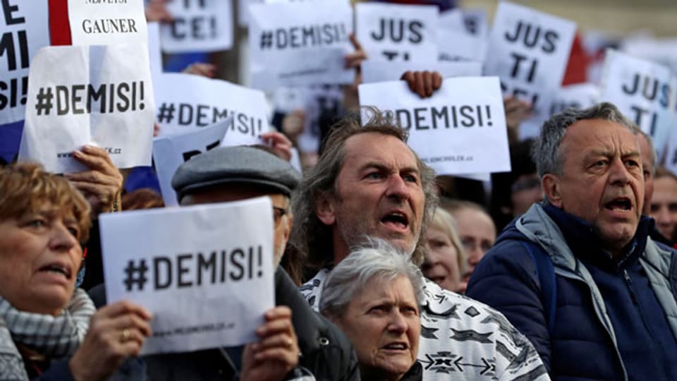 Demonstranten fordern den Rücktritt des tschechischen Premierministers Andrej Babis in Prag, Tschechien, am 6. Mai 2019. Auf den Schildern steht: «Resignation».