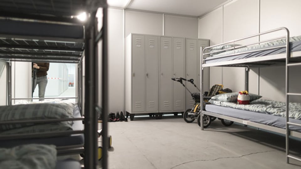 Blick in ein Wohnmodul mit Etagenbetten und einem Schrank im Bundesasylzentrum Feldreben in Muttenz.