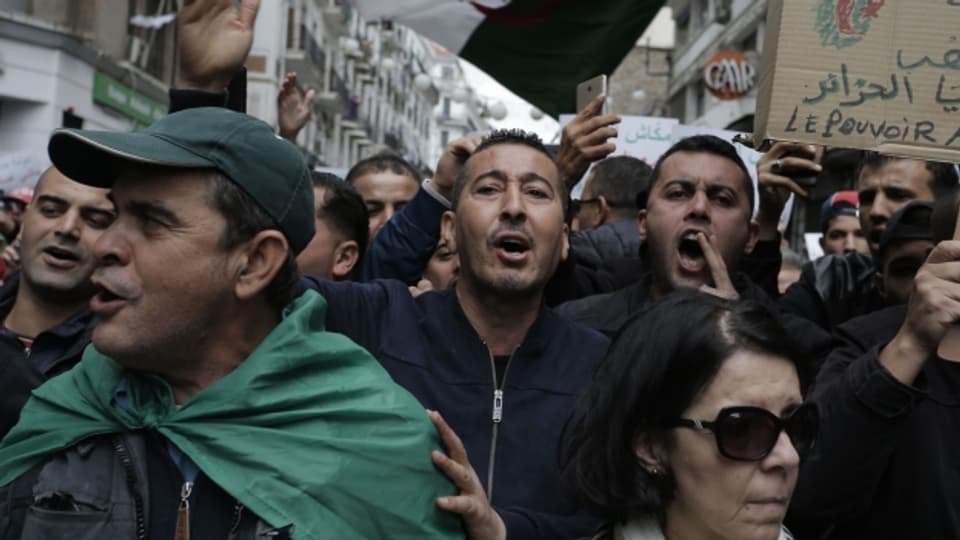 Algerische Demonstranten und Demonstrantinnen vor dem Gericht von Sidi Mohamed in Algier.