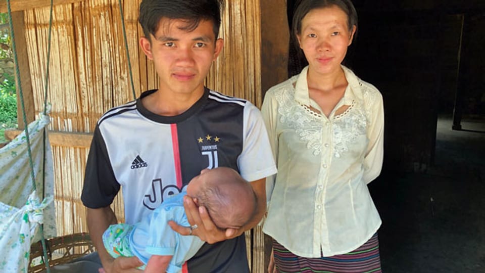 Niütschen und seine Frau Nisa mit ihrem neugeborenen Kind. Die Schwester von Niütschen wurde an einen Chinesen verkauft.