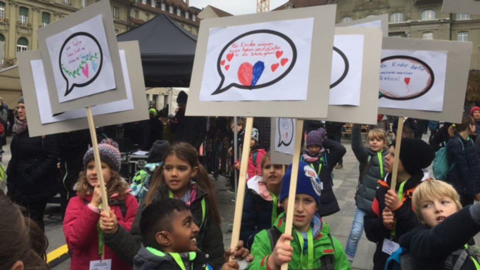 Kinder feiern ihre Rechte auf dem Bundesplatz in Bern.