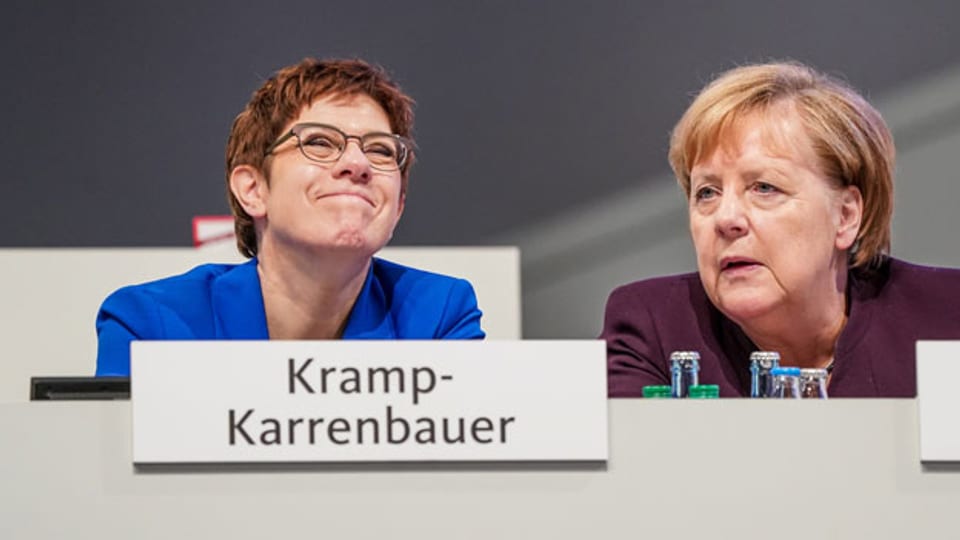 Annegret Kramp-Karrenbauer, Bundesvorsitzende der CDU und Verteidigungsministerin, spricht mit Bundeskanzlerin Angela Merkel.