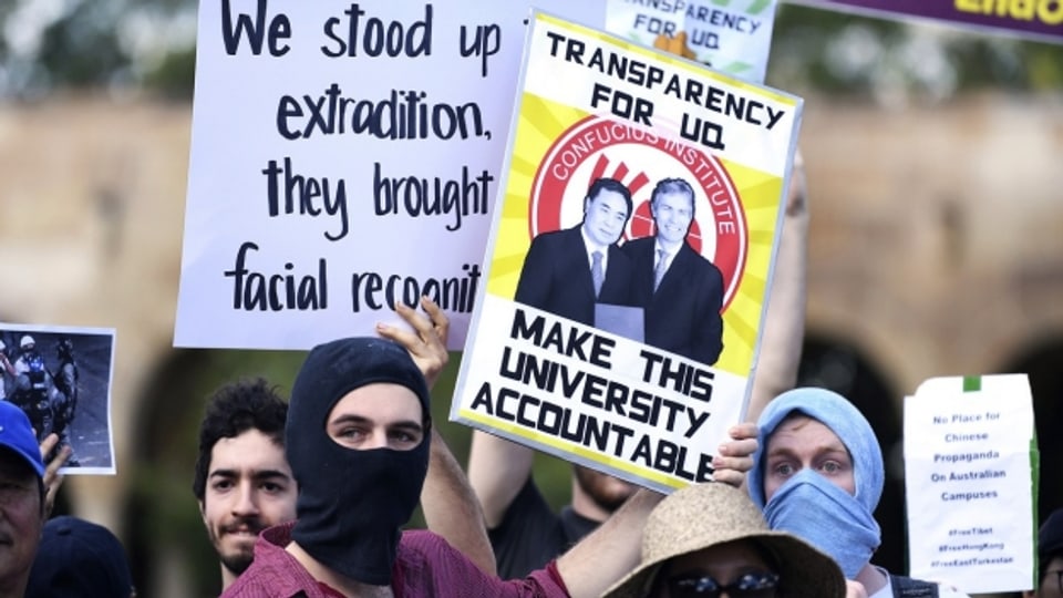 Studenten protestieren an der Universität von Queensland in Brisbane gegen Finanzierungsvereinbarungen zwischen australischen Universitäten und von der chinesischen Regierung.