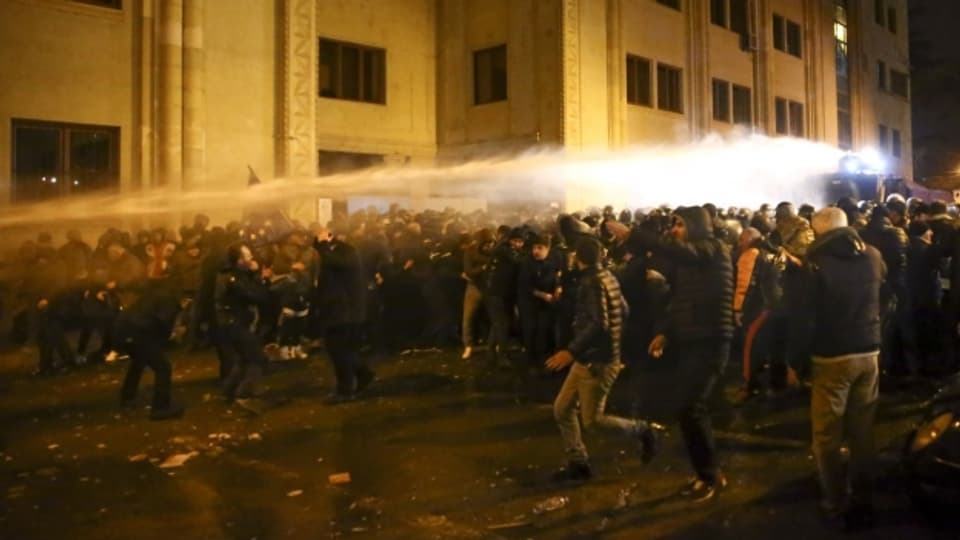 Die Polizei in Georgien setzte Wasserwerfer gegen die Demonstranten ein.