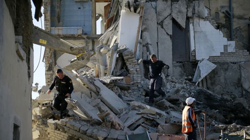 Erdbeben in Albanien. Retter suchen in den Trümmern nach Überlebenden.