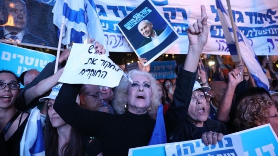 Unterstützer des israelischen Premierministers Benjamin Netanjahu demonstrierten gestern in Tel Aviv.