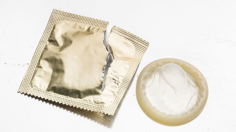 Stealthing (von engl. stealth = List, Verstohlenheit, Heimlichtuerei) ist eine Form des Missbrauchs, bei der ein Sexualpartner sein Kondom heimlich entfernt.