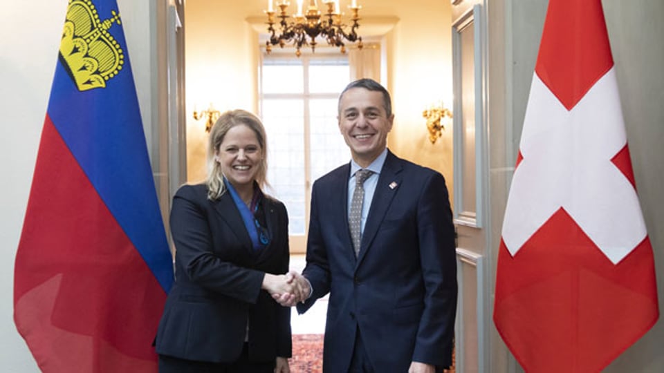 Bundesrat Ignazio Cassis, rechts, begrüsst Katrin Eggenberger, Aussenministerin des Fürstentums Liechtenstein, am 28. November 2019 in Bern.
