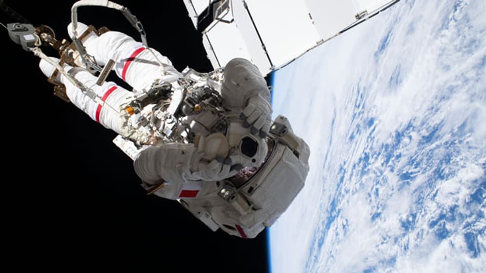Ein Astronaut von der ESA (Europäische Weltraumorganisation) schwebt 250 Meilen über der Erdoberfläche.