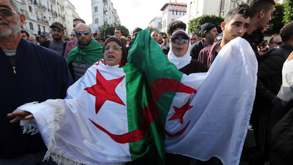 Algerier protestieren gegen die Präsidentschaftswahlen in Algier am 12. Dezember 2019.