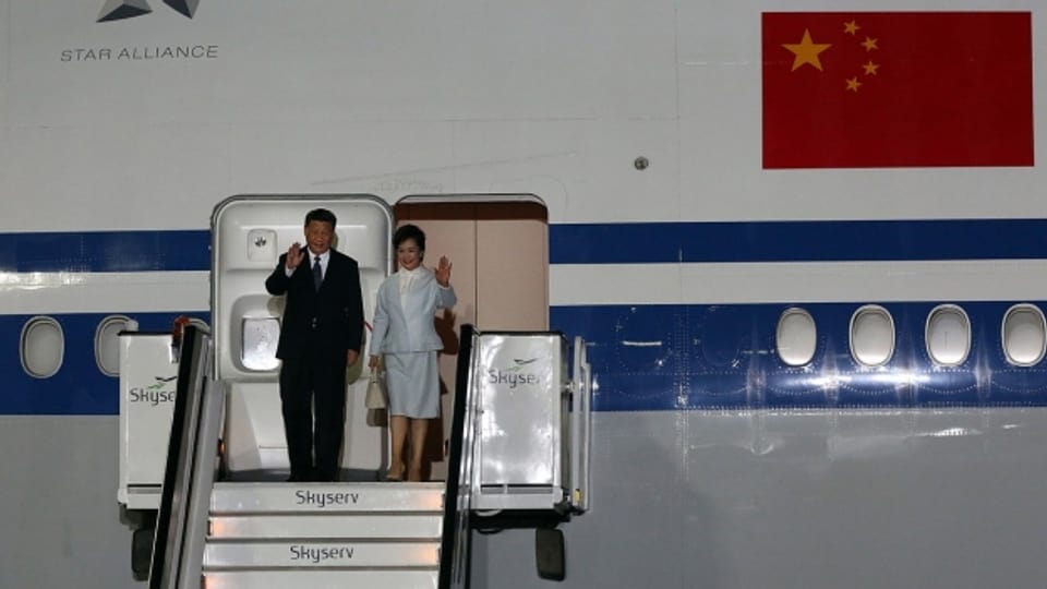 Der chinesische Präsident kommt zu einem zweitägigen offiziellen Besuch nach Griechenland. Laut Medienberichten sollen im Rahmen dieses Besuchs 16 Abkommen über wirtschaftliche Zusammenarbeit in den Bereichen Landwirtschaft, Innovation, Telekommunikation, Tourismus, Kultur und Justiz unterzeichnet werden.
